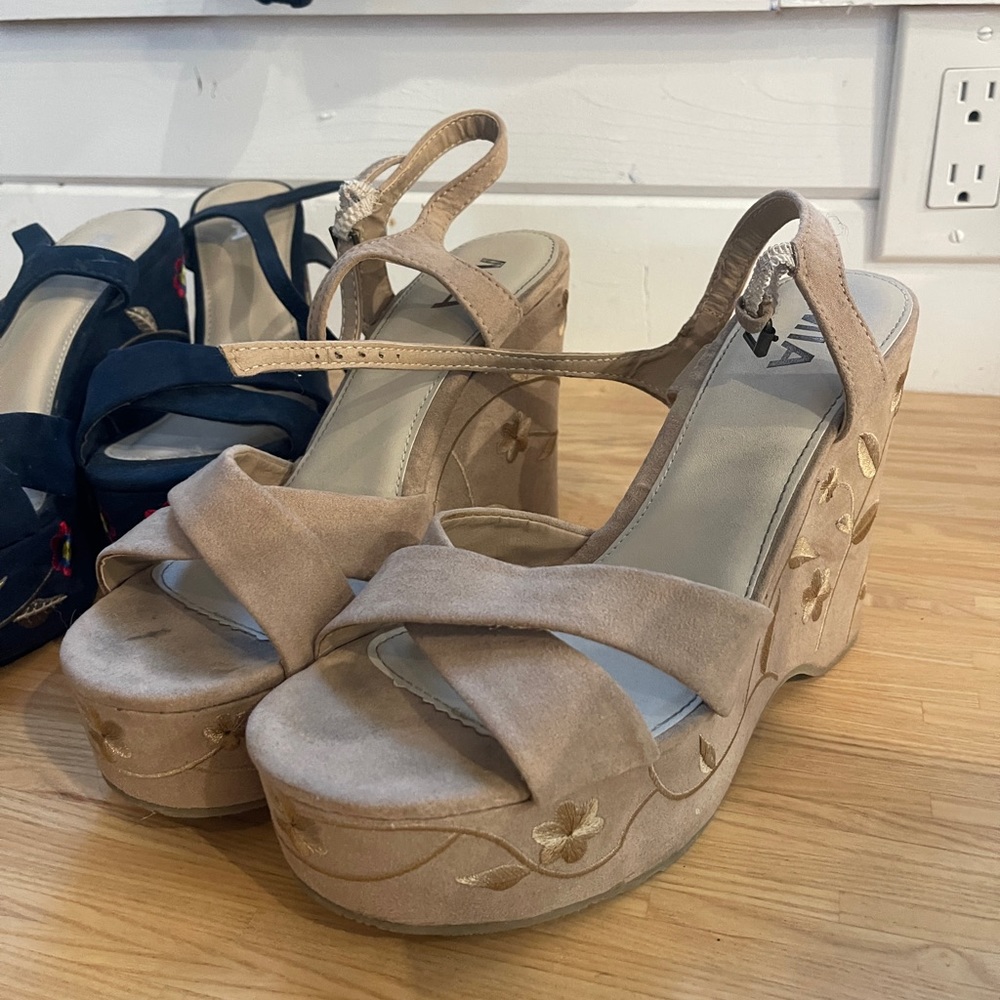 Lightly worn, super cute and comfortable.